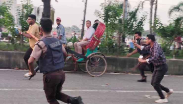 সংসদ ভবন এলাকায় শিক্ষার্থীদের ওপর পুলিশের লাঠিচার্জ