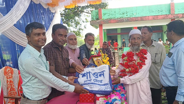 এক স্কুলেই ৩৭ বছর, শিক্ষককে রাজকীয় বিদায় এক স্কুলেই ৩৭ বছর, শিক্ষককে রাজকীয় বিদায়