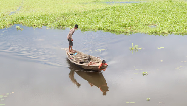 নৌকা নিয়ে ভেসে চলা