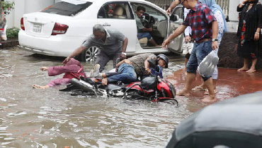 ভারী বৃষ্টিতে ডুবে গেছে সড়ক ভারী বৃষ্টিতে ডুবে গেছে সড়ক