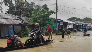 নৌকায় মোটরসাইকেল