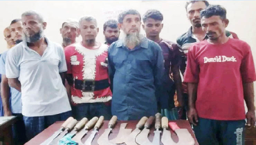 হাজিরা দিতে অস্ত্র হাতে আদালতে, আটক ১১ হাজিরা দিতে অস্ত্র হাতে আদালতে, আটক ১১