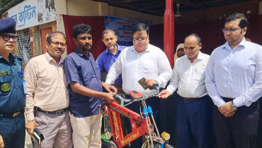 সাজাপ্রাপ্ত ব্যক্তিদের পুনর্বাসনে সেলাই মেশিন-ভ্যানগাড়ি বিতরণ সাজাপ্রাপ্ত ব্যক্তিদের পুনর্বাসনে সেলাই মেশিন-ভ্যানগাড়ি বিতরণ