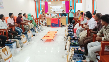 প্রাকৃতিক দুর্যোগ মোকাবেলায় সেচ্ছাসেবকদের মধ্যে উদ্ধার সরঞ্জাম বিতরণ