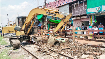 নোয়াখালীতে রেলওয়ের জায়গা থেকে ১২০ স্থাপনা উচ্ছেদ 