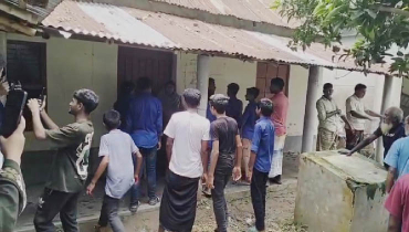 মান্দায় শিক্ষার্থীদের বিক্ষোভে অবরুদ্ধ প্রধান শিক্ষক মান্দায় শিক্ষার্থীদের বিক্ষোভে অবরুদ্ধ প্রধান শিক্ষক