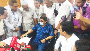 হঠাৎ হাসপাতাল পরিদর্শনে নওগাঁয় স্বাস্থ্যমন্ত্রী