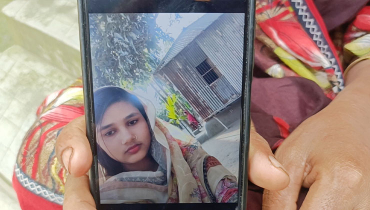 মেয়েকে অপহরণ, ছবি হাতে অঝোরে কাঁদছেন বাবা-মা