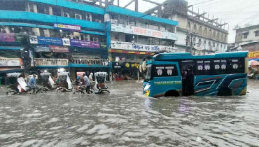 কয়েক ঘণ্টার বৃষ্টিতে ডুবেছে চট্টগ্রাম