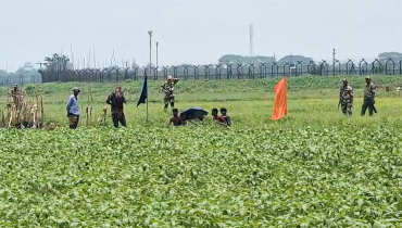 কুড়িগ্রাম সীমান্তে ৯ জনের মানবেতর দিন যাপন কুড়িগ্রাম সীমান্তে ৯ জনের মানবেতর দিন যাপন