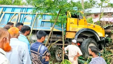 নীলফামারীতে ট্রাকচাপায় নিহত ৪ নীলফামারীতে ট্রাকচাপায় নিহত ৪