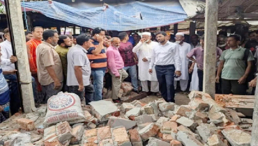 সরকারি জমিতে নির্মাণাধীন দোকানঘর ভেঙে দিলো প্রশাসন সরকারি জমিতে নির্মাণাধীন দোকানঘর ভেঙে দিলো প্রশাসন