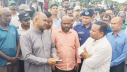 অতিরিক্ত ভাড়া আদায়, হাতেনাতে ধরলেন প্রতিমন্ত্রী