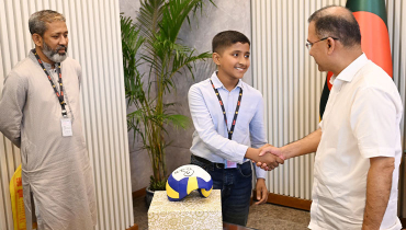 প্রধানমন্ত্রীর সঙ্গে সাক্ষাৎ করল হাসিতে মন জয় করা তাহসিন