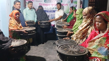 কুড়িগ্রামে প্রান্তিক নারীদের মাঝে হাঁসের বাচ্চা বিতরণ কুড়িগ্রামে প্রান্তিক নারীদের মাঝে হাঁসের বাচ্চা বিতরণ