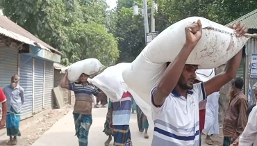 গোডাউন ভেঙে সার নিয়ে গেলেন কৃষকেরা