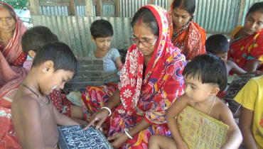 জরাজীর্ণ ছোট্ট পাঠশালায় ৩৭ বছর শিশুদের পড়াচ্ছেন নমিতা জরাজীর্ণ ছোট্ট পাঠশালায় ৩৭ বছর শিশুদের পড়াচ্ছেন নমিতা
