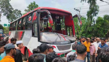 বাস-মোটরসাইকেল মুখোমুখি সংঘর্ষে নিহত ৫ বাস-মোটরসাইকেল মুখোমুখি সংঘর্ষে নিহত ৫