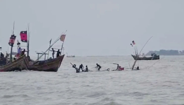 বঙ্গোপসাগরে ৩ ট্রলার ডুবি