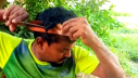 ১৭ বছর ধরে নিজের চুল নিজেই কাটেন মুজাহিদ ১৭ বছর ধরে নিজের চুল নিজেই কাটেন মুজাহিদ