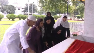 মেয়েকে নিয়ে বাবার কবরে শ্রদ্ধা ডা. জুবাইদার মেয়েকে নিয়ে বাবার কবরে শ্রদ্ধা ডা. জুবাইদার