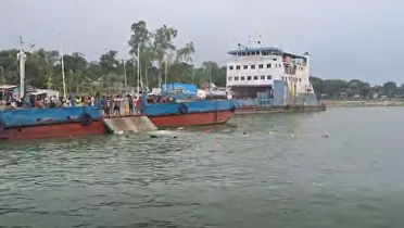 ফের ফেরিতে উঠতে গিয়ে নদীতে পড়ে গেল যাত্রীবাহী বাস