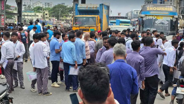 দ্বিতীয় দিনের মতো সড়কে শিক্ষার্থীরা দ্বিতীয় দিনের মতো সড়কে শিক্ষার্থীরা