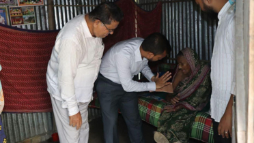 ৯৯ বছরের সাজিরন বেওয়ার পাশে উপজেলা প্রশাসন