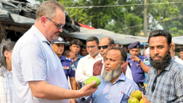 রাজশাহীতে আমের বাজারে মার্কিন রাষ্ট্রদূত, আনন্দিত ব্যবসায়ীরা রাজশাহীতে আমের বাজারে মার্কিন রাষ্ট্রদূত, আনন্দিত ব্যবসায়ীরা