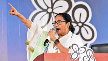 ‘জোড়া ফুল’ হারিয়ে ‘ফুটবলার’ পেলেন মমতা