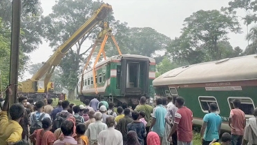 লাইনচ্যুত ৩ বগির ২টি উদ্ধার, ট্রেন চলাচল স্বাভাবিক