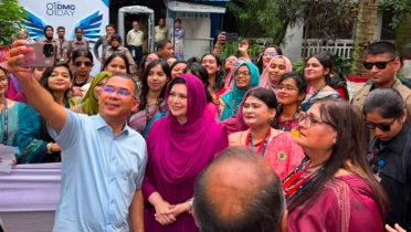 ঢামেক ক্যাম্পাসে প্রধানমন্ত্রীর হাস্যোজ্জ্বল সেলফি ঢামেক ক্যাম্পাসে প্রধানমন্ত্রীর হাস্যোজ্জ্বল সেলফি