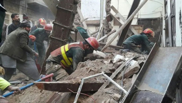 পাকিস্তানে কোচিং সেন্টারের ছাদ ধসে ১৪ শিশু নিহত পাকিস্তানে কোচিং সেন্টারের ছাদ ধসে ১৪ শিশু নিহত