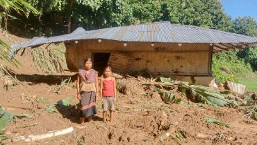 হঠাৎ পাহাড় ধস, অল্পের জন্য প্রাণে বাঁচল মা-মেয়ে