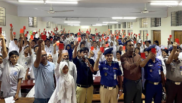 মাদক-অপরাধকে লাল কার্ড দেখিয়ে শিক্ষার্থীদের শপথ মাদক-অপরাধকে লাল কার্ড দেখিয়ে শিক্ষার্থীদের শপথ