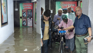 কার্যালয়ের ভিতরে পানি, রিকশাযোগে বের হলেন রিজভী কার্যালয়ের ভিতরে পানি, রিকশাযোগে বের হলেন রিজভী
