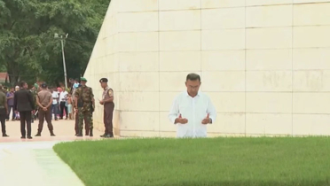 দেশে ফিরে বাবা-মায়ের কবর জিয়ারত প্রধানমন্ত্রীর