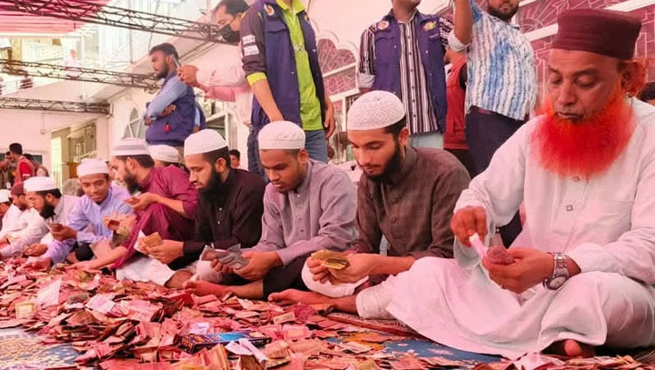 শাহজালাল (রহ.)-এর মাজারের দানবাক্সে টাকার স্তুপ, চলছে গণনা
