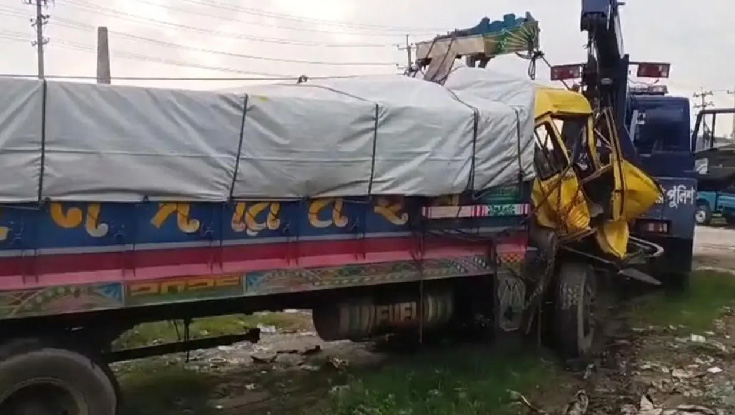 ট্রাকের পেছনে ট্রাকের ধাক্কা, চালক নিহত