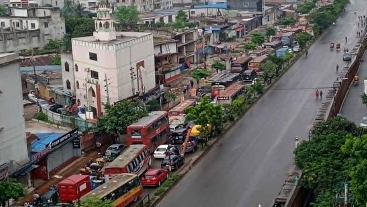 রামপুরা-নতুনবাজার রোডে ১ পাশে যানজট, অন্য পাশে গাড়ির সংকট