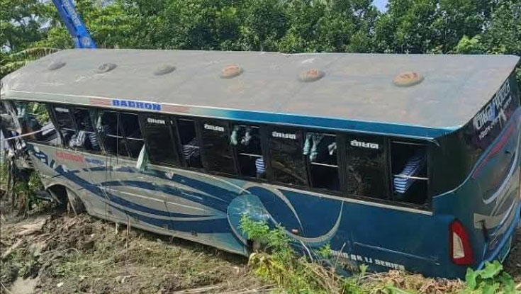 হেলপার চালাচ্ছিল বাস, খাদে পড়ে আহত ১০