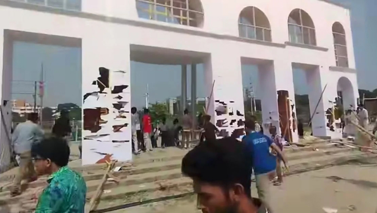 এশিয়া আন্তর্জাতিক বাণিজ্য মেলার গেট ভাঙচুর