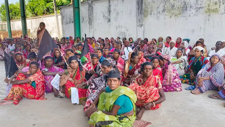 দুর্গাপূজার বোনাস দাবিতে চা শ্রমিকদের ধর্মঘট