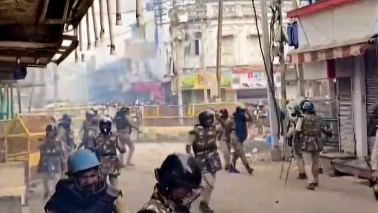 ভারতে মসজিদ ভাঙা নিয়ে পুলিশ-জনতার সংঘর্ষ