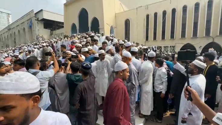 খতিবকে সরানোর দাবিতে বায়তুল মোকাররমে বিক্ষোভ