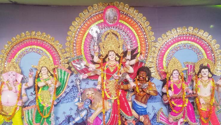 বিজয়া দশমীতে বিদায় বেদনায় মিলনের সুর