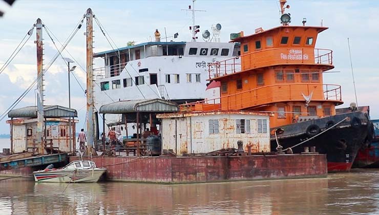 বারবার বন্ধ হয় নাজিরগঞ্জ-ধাওয়াপাড়া ফেরি, দুর্ভোগে যাত্রীরা