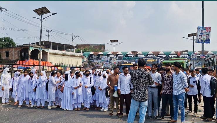 বাসে হাফ ভাড়ার দাবিতে শিক্ষার্থীদের মহাসড়ক অবরোধ