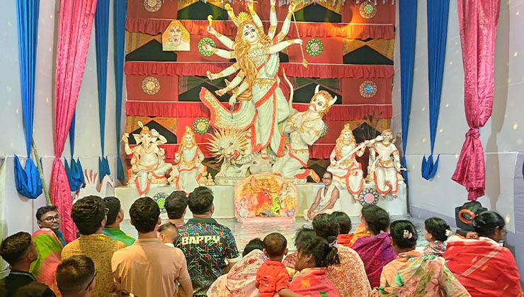  ঈশ্বরগঞ্জে ১৪ ফুট উচ্চতার দুর্গাপ্রতিমা ঘিরে দর্শনার্থীদের ভিড়