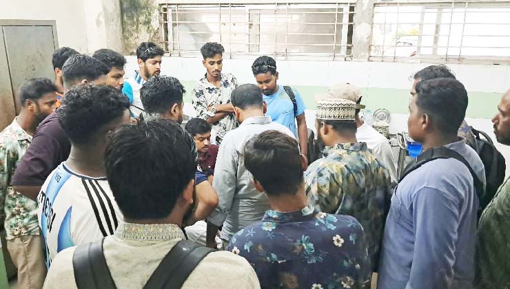 কুপিয়ে বাংলালিংক কর্মীর লাখ টাকা ছিনতাই